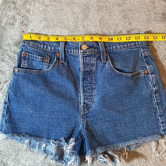 Levi’s 501 Button Fly Denim cut Off Raw Hem Shorts Size 28 - Picture 9 of 11